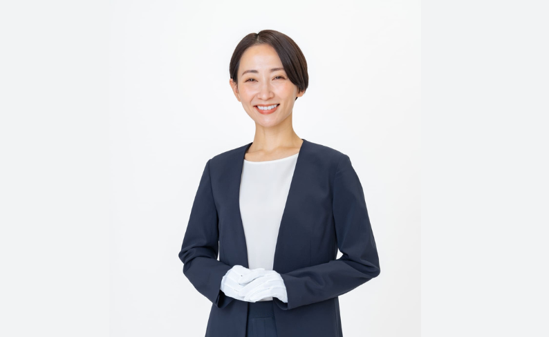 葬儀スタッフの女性の写真
