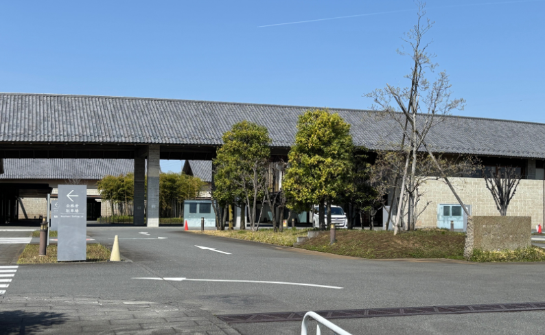 市民聖苑やすらぎのさとの入口外観の写真