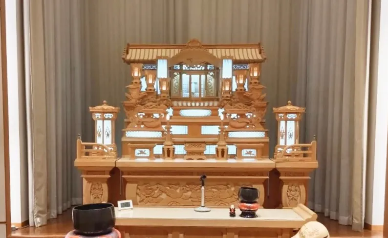 しののめの里で利用可能な豪華白木祭壇のイメージ