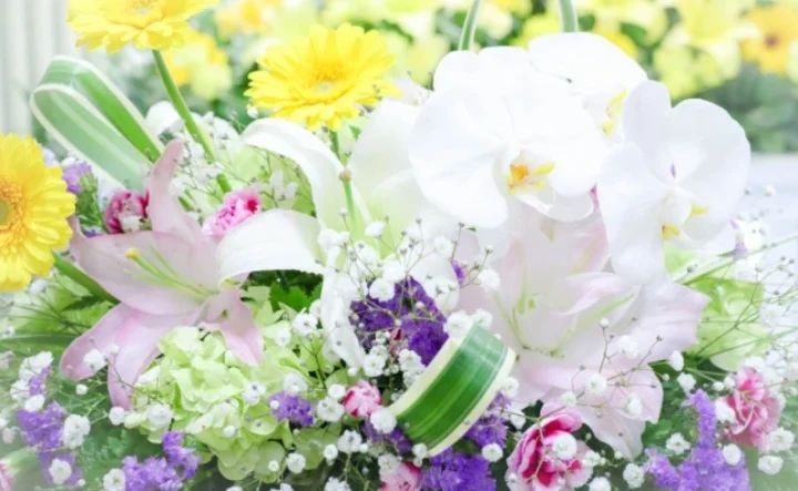 祭壇の生花の写真