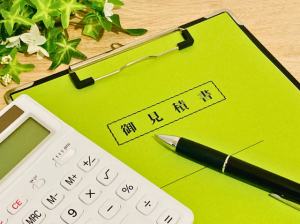 電卓と見積書の写真