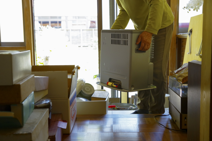 家の片付けを行う高齢者の写真