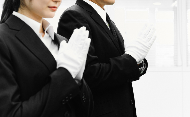 合掌する男性スタッフと女性スタッフの写真