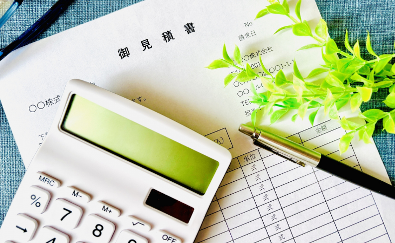 電卓と見積書の写真