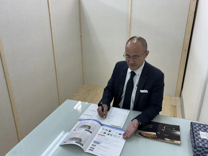 唐仁原が葬儀相談する様子