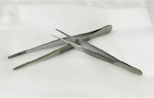 詰め綿交換に使用するピンセットの写真