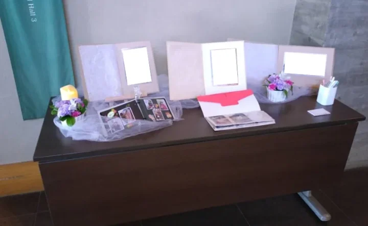 S家葬儀時に式場入り口に飾ったメモリアルコーナーの写真