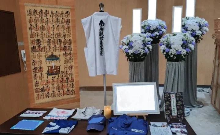 葬儀時の祭壇横に設置したメモリアルコーナー
故人様の思い出の品を飾らせて頂きました。